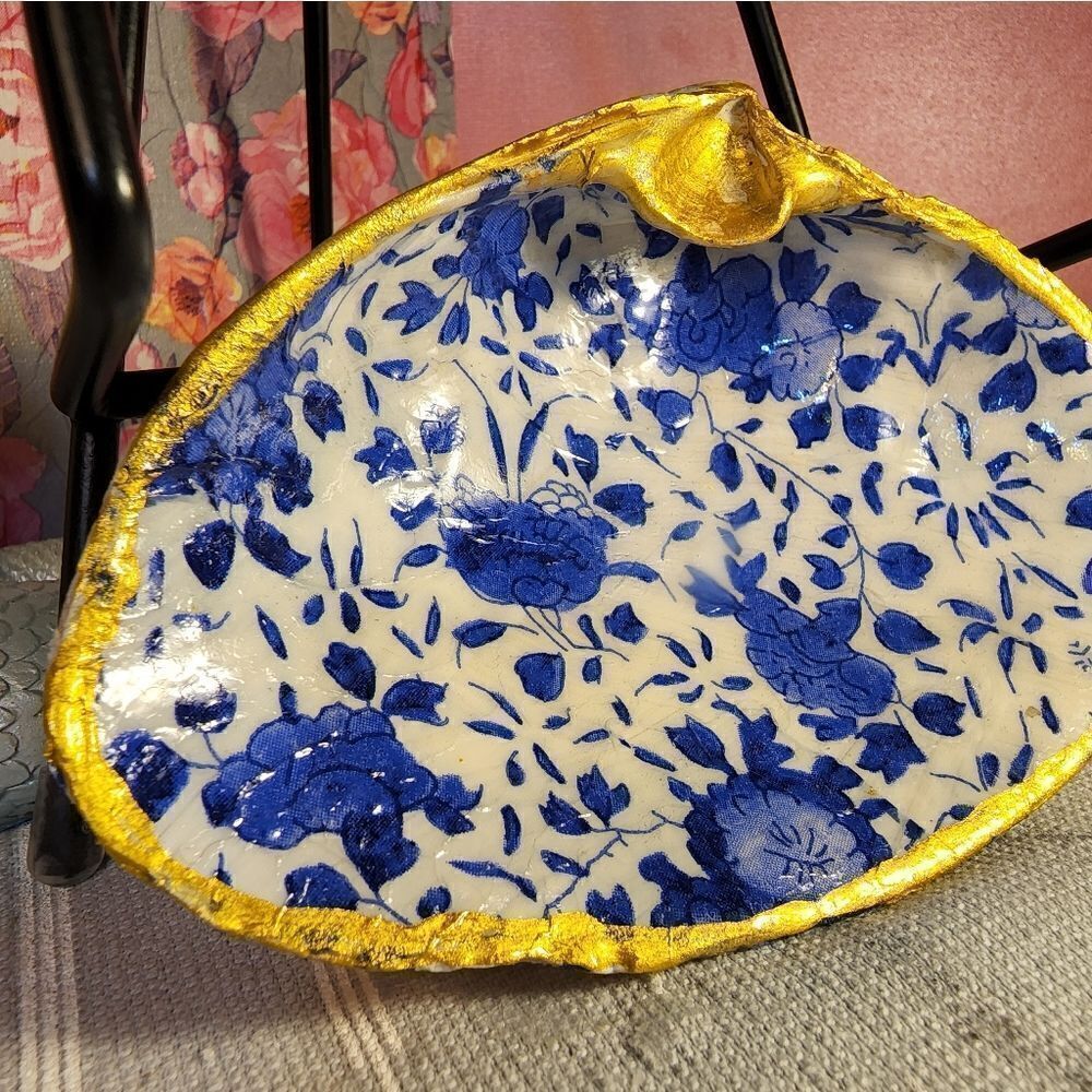 DECOUPAGE CLAM SHELL DECOUPAGE BLUE FLOWERS 💐 ON A CLAM SHELL TRINKET DISH - Picture 2 of 10